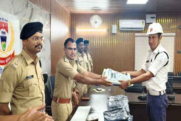 बोकारो में यातायात पुलिसकर्मियों के बीच बरसाती और वाटरप्रूफ जूतों का वितरण