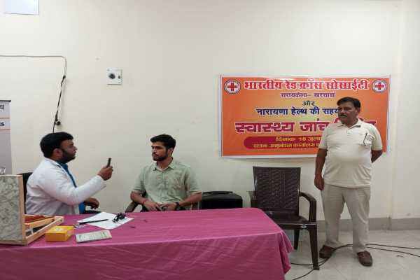 सरायकेला में निःशुल्क स्वास्थ्य जांच शिविर का लाभ उठाते लोग