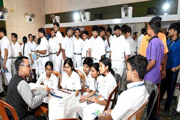 DPS बोकारो के करियर मेले में विभिन्न अवसरों की जानकारी लेते विद्यार्थी