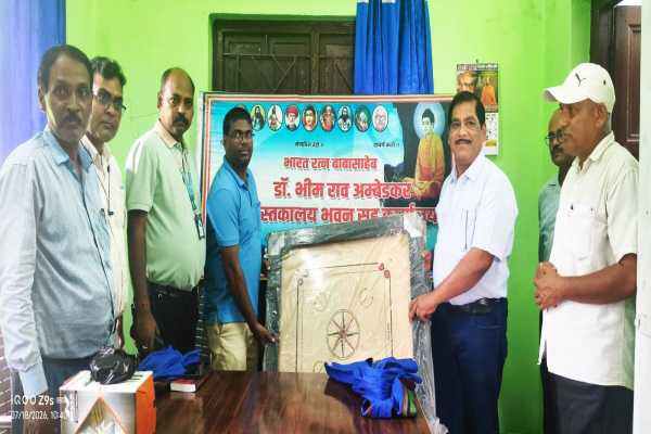 ग्रामीणों को पौधे और सोसाइटी को खेल सामग्री वितरित करते DGM