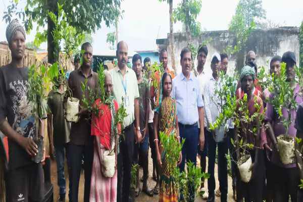 ग्रामीणों को पौधे और सोसाइटी को खेल सामग्री वितरित करते DGM