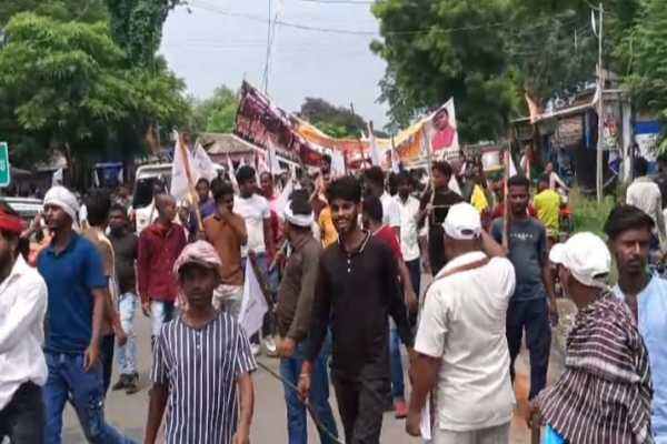 रोजगार की मांग को लेकर जन आक्रोश रैली में जुटे स्थानीय विस्थापित