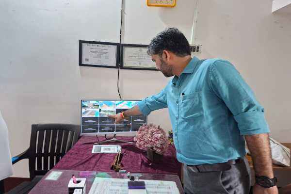 परीक्षा केंद्रों की तैयारियों का निरीक्षण करते उपायुक्त आलोक कुमार