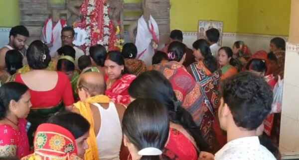 सरायकेला में श्रद्धा से पूजी जा रही मां विपदतारिणी, प्राचीन दुर्गा मंदिर में उमड़ी श्रद्धालुओं की भीड़