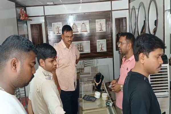 तोरपा में दो दुकानों का ताला तोड़ लाखों की चोरी