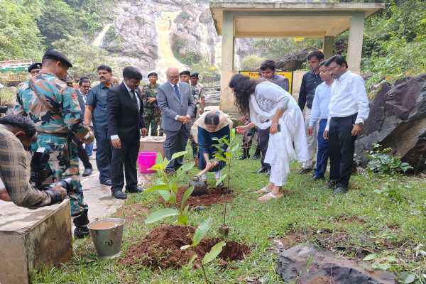 परिवार संग हिरणी जलप्रपात का भ्रमण करते मुख्य न्यायाधीश महेश शरदचंद्र सोनाक