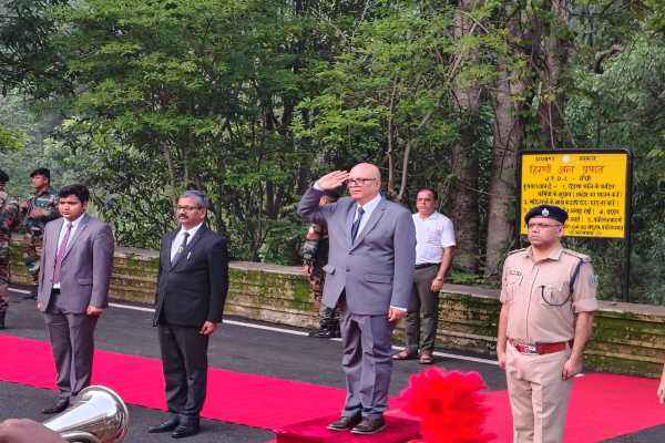 परिवार संग हिरणी जलप्रपात का भ्रमण करते मुख्य न्यायाधीश महेश शरदचंद्र सोनाक