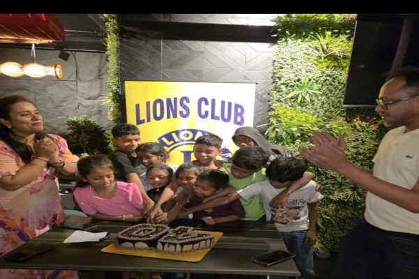 स्लम क्षेत्र के बच्चों संग जन्मदिन की खुशियां साझा करते लायंस क्लब फेमिली के सदस्य