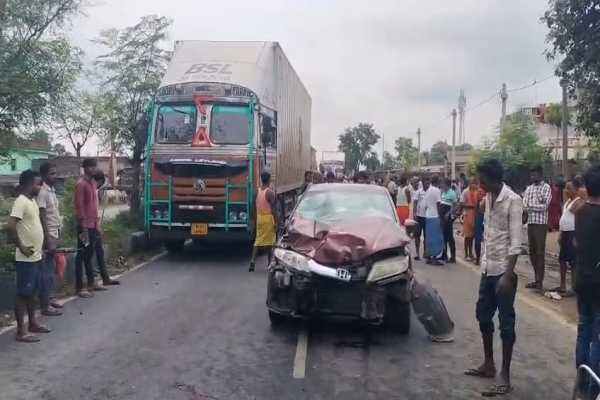 GT रोड पर हुए सड़क हादसे में क्षतिग्रस्त वाहन