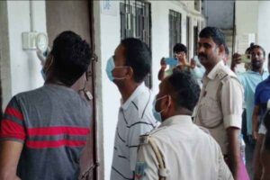 मुख्यमंत्री कौशल विकास केंद्र में हत्या की जांच करती पुलिस