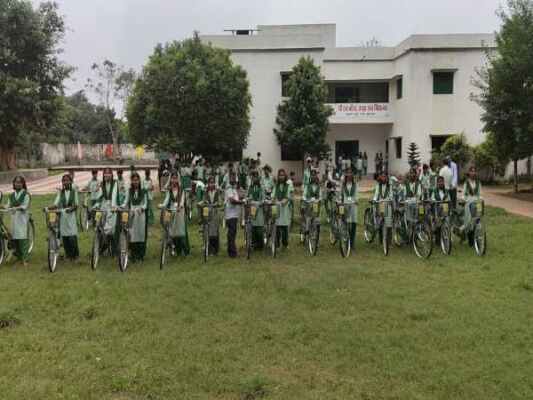 Lohardaga: Girl Students Get a New Momentum as Bicycles Distributed at PM SHRI School