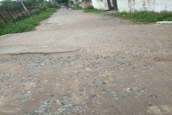 अमेठिया नगर में अधूरा पड़ा सड़क निर्माण कार्य