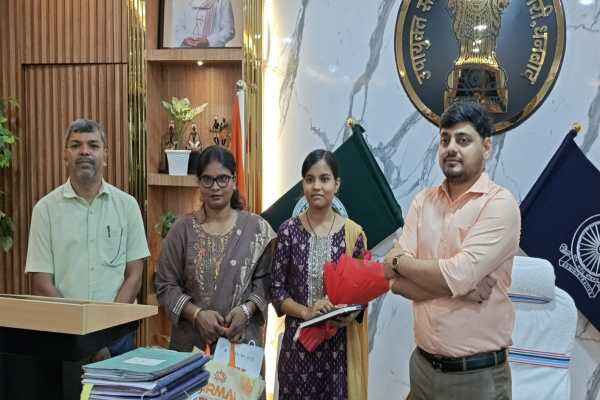 NEET में शानदार सफलता हासिल करने वाली पूनम कुमारी को सम्मानित करते DC आदित्य रंजन