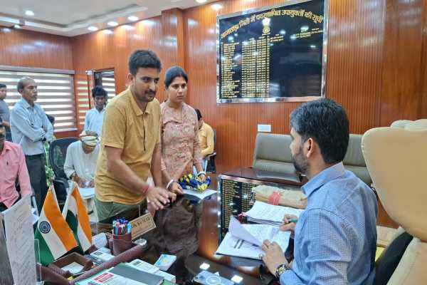 जनता दरबार में लोगों की समस्याएं सुनते उपायुक्त आलोक कुमार