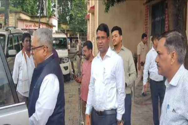 सरकारी जमीन मामले की जांच के लिए चास अंचल पहुंचे आयुक्त विजय कुमार गुप्ता