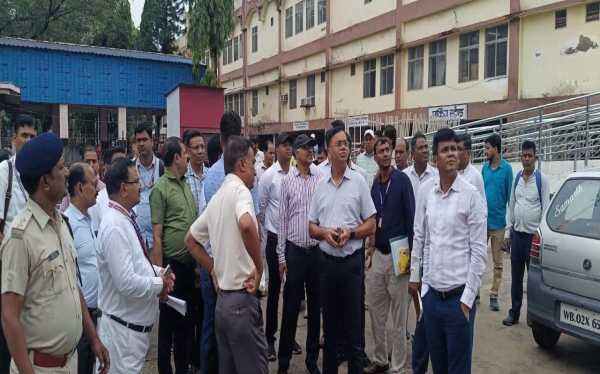 कोडरमा स्टेशन पर यात्री सुविधाओं का निरीक्षण करते रेलवे अधिकारी