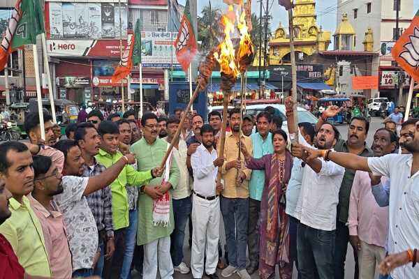 बोकारो में मशाल जुलूस निकालते भाजपा युवा मोर्चा के कार्यकर्ता