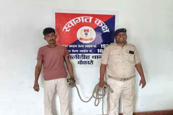 गिरफ्तार अभियुक्त के साथ बालीडीह थाना पुलिस