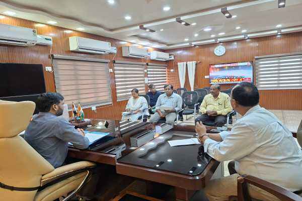 विभागीय योजनाओं की समीक्षा करते उपायुक्त