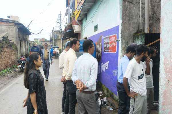 कुरैशी मोहल्ला में अवैध पानी कनेक्शन के खिलाफ कार्रवाई करती निगम की टीम