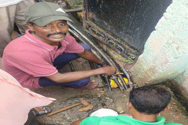 कुरैशी मोहल्ला में अवैध पानी कनेक्शन के खिलाफ कार्रवाई करती निगम की टीम