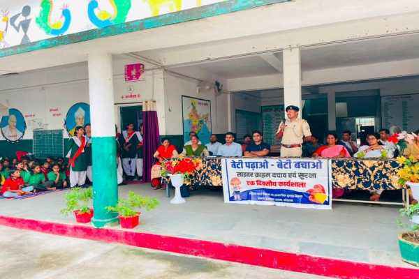 छात्राओं को साइबर सुरक्षा के प्रति जागरूक करते थाना प्रभारी