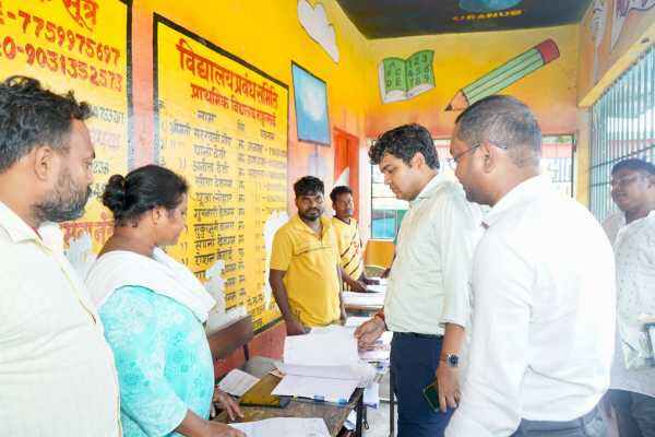 मतदान केंद्रों का निरीक्षण करते उपायुक्त