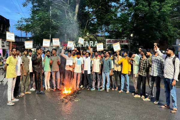 पुतला दहन करते JLKM कार्यकर्ता