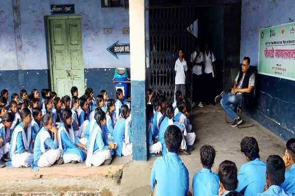विद्यार्थियों को संबोधित करते प्राचार्य
