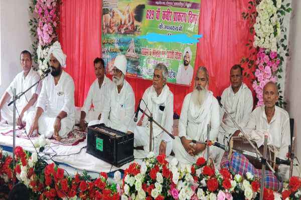 संत सम्मेलन में प्रवचन करते संत