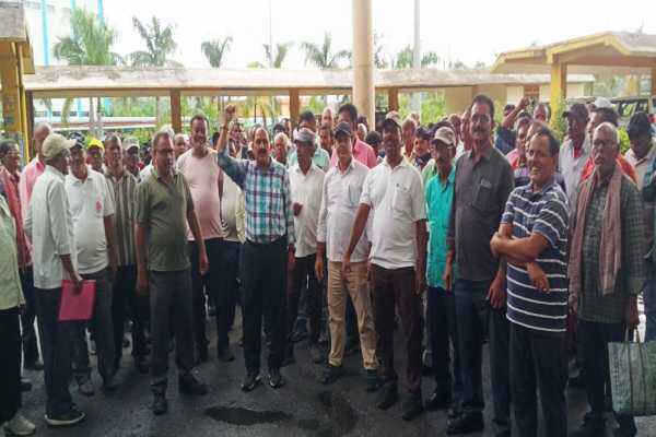 तकनीकी भवन के समक्ष प्रदर्शन करते सप्लाई मजदूर