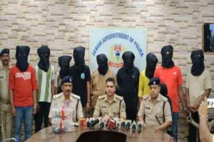 गिरफ्तार आरोपियों के साथ पुलिस टीम