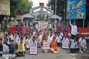 ADM बिल्डिंग गेट पर प्रदर्शन करते परिजन और ग्रामीण