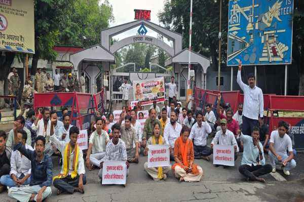 ADM बिल्डिंग गेट पर प्रदर्शन करते परिजन और ग्रामीण