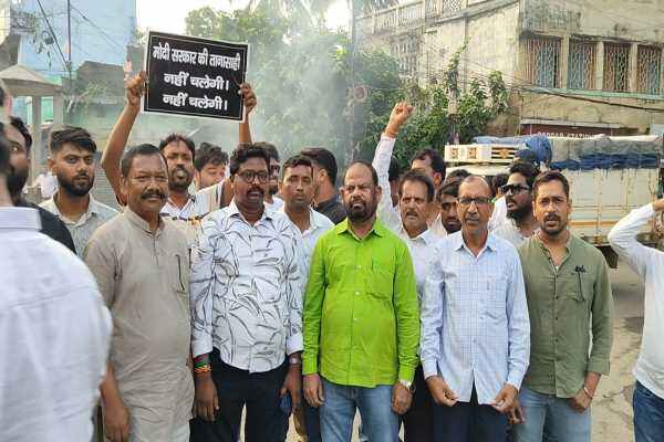 इंदिरा चौक पर पुतला दहन करते झामुमो कार्यकर्ता