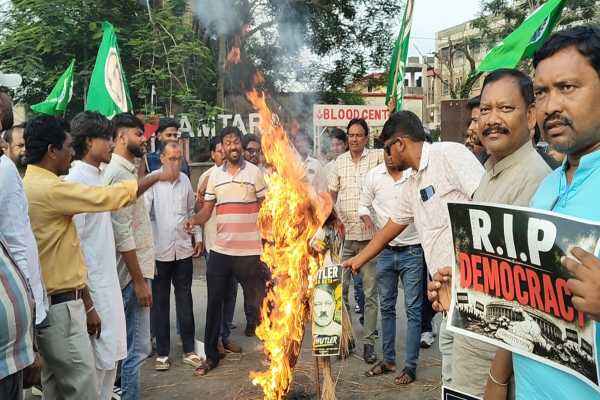 इंदिरा चौक पर पुतला दहन करते झामुमो कार्यकर्ता