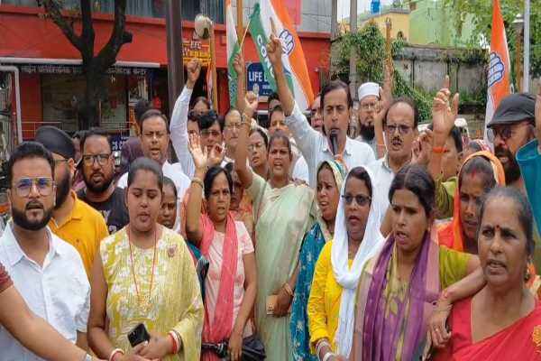 धरना-प्रदर्शन करते कांग्रेस नेता और कार्यकर्ता