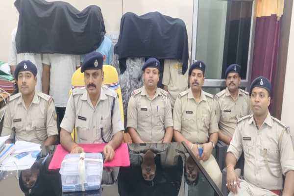 ब्राउन शुगर तस्करी के मामले में गिरफ्तार छह आरोपी और पुलिस द्वारा बरामद सामान.