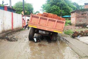 बोकारो थर्मल में गड्ढे में फंसा ईंट लदा ट्रैक्टर