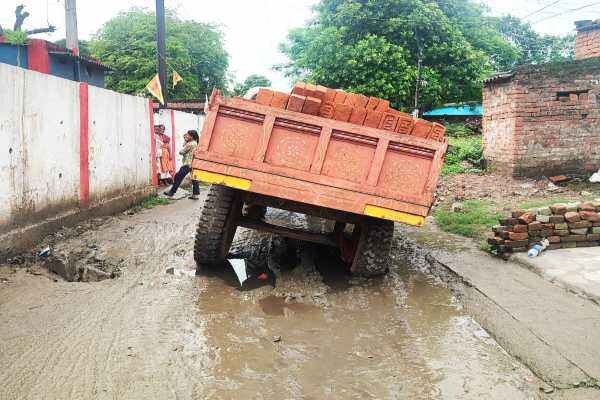 बोकारो थर्मल में गड्ढे में फंसा ईंट लदा ट्रैक्टर