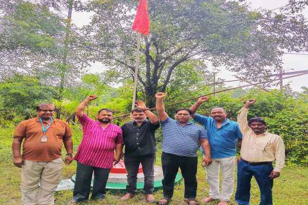 बोकारो थर्मल में BMS का स्थापना दिवस मनाते यूनियन के पदाधिकारी और सदस्य
