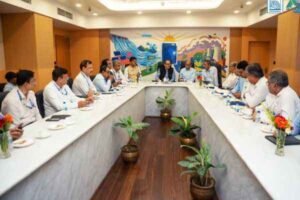 पदभार ग्रहण करते तथा अधिकारियों के साथ बैठक करते DVC चेयरमैन राजेश पांडेय