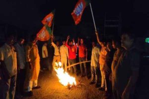 राहुल गांधी का पुतला दहन करते भाजपा कार्यकर्ता