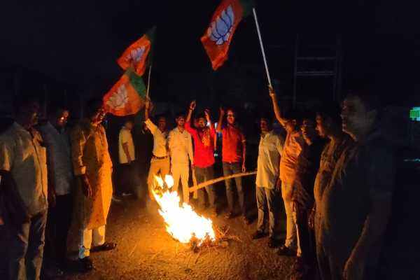 राहुल गांधी का पुतला दहन करते भाजपा कार्यकर्ता