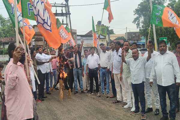 सरायकेला में राहुल गांधी का पुतला दहन