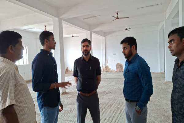 सालुका कोल्ड स्टोरेज का निरीक्षण करते DC