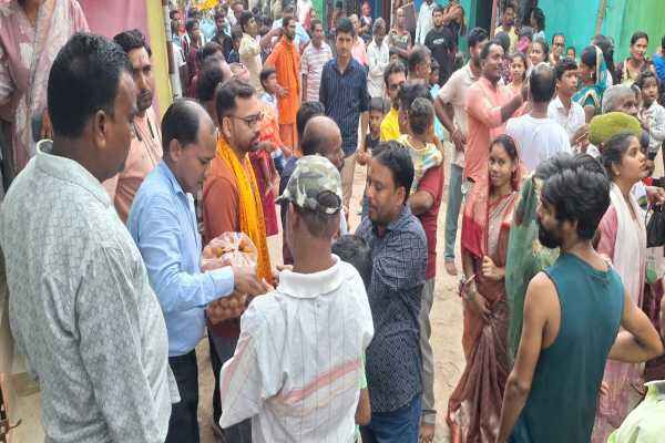 बहुड़ा रथयात्रा में लड्डू वितरण