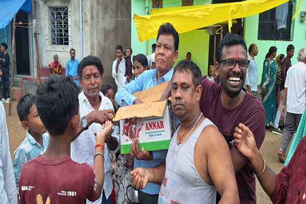 बहुड़ा रथयात्रा में लड्डू वितरण