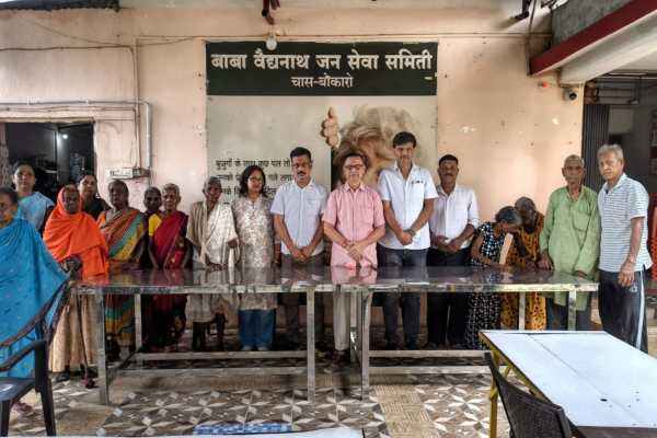 स्व. ज्ञानचंद शर्मा को श्रद्धांजलि अर्पित करते आश्रम परिवार