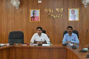डिजिटाइजेशन कार्य पूर्ण होने पर जानकारी देते उपायुक्त